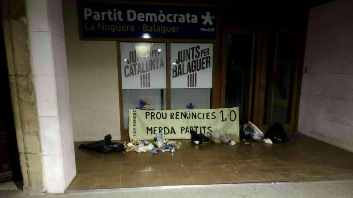 Imagen del aspecto de la sede del PDeCAT en Balaguer tras la protesta.