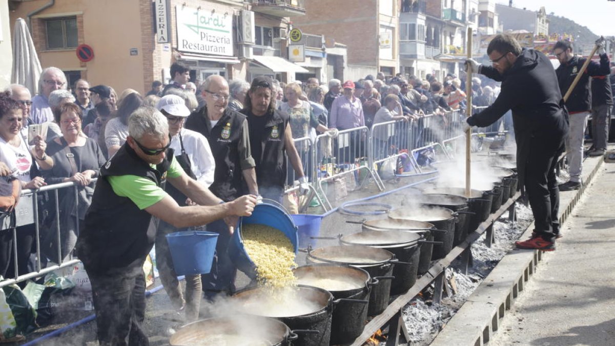 El ágape se cocina en fuego de leña y ollas de cobre.