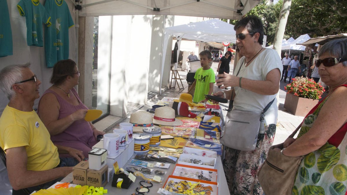 La parada de Tàrrega per la Independència en el mercado de ayer.
