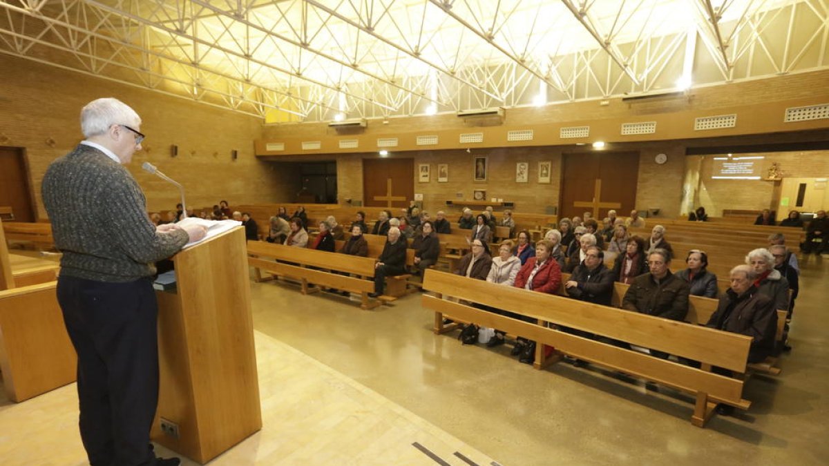 Protesta ahir organitzada pel col·lectiu Dones Lleida davant del bisbat pels casos de pederàstia.