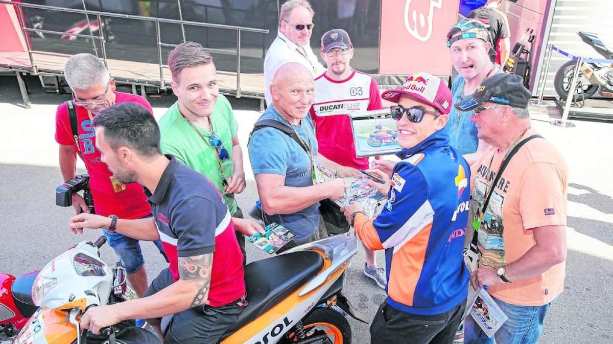 Marc Màrquez, ahir a Sachsenring i a la seua esquerra, a la moto, José Luís Martínez, la seua mà dreta.