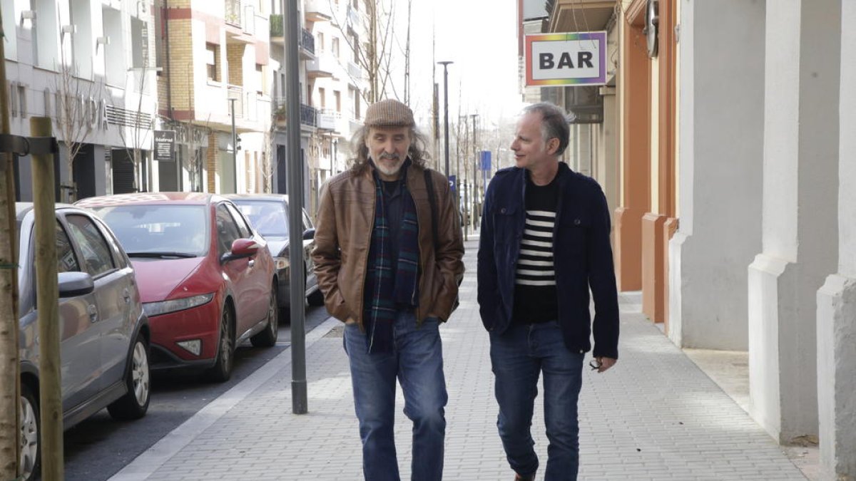 Joan Reig y Lluís Gavaldà, dos de los tres integrantes de Els Pets, ayer de paseo por Lleida.