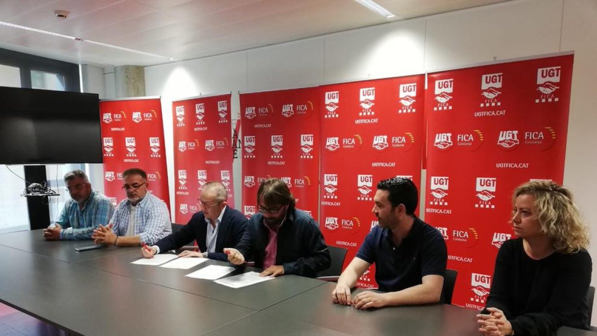 Firma d’un dels acords tancats ahir a Barcelona.