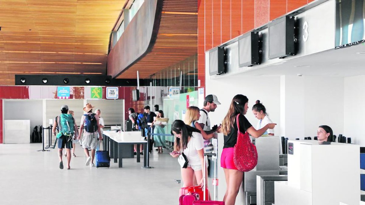 La terminal del aeropuerto de Alguaire, el pasado domingo, cuando finalizaron los vuelos de verano.