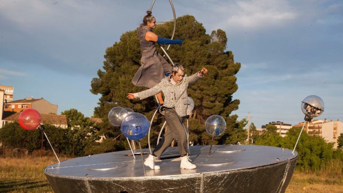 Mónica Mar y Arnau Vinós ensayaron ayer en Tàrrega su obra ‘The half’.