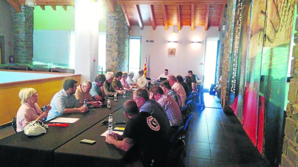 Un concejal de Espot y el alcalde de Rialp - Carles Isús, que presumiblemente asumirá la presidencia del Sobirà tras la moción de censura, es concejal de Junts en Espot y ha estado vinculado históricamente a Unió Democràtica de Catalunya. ...