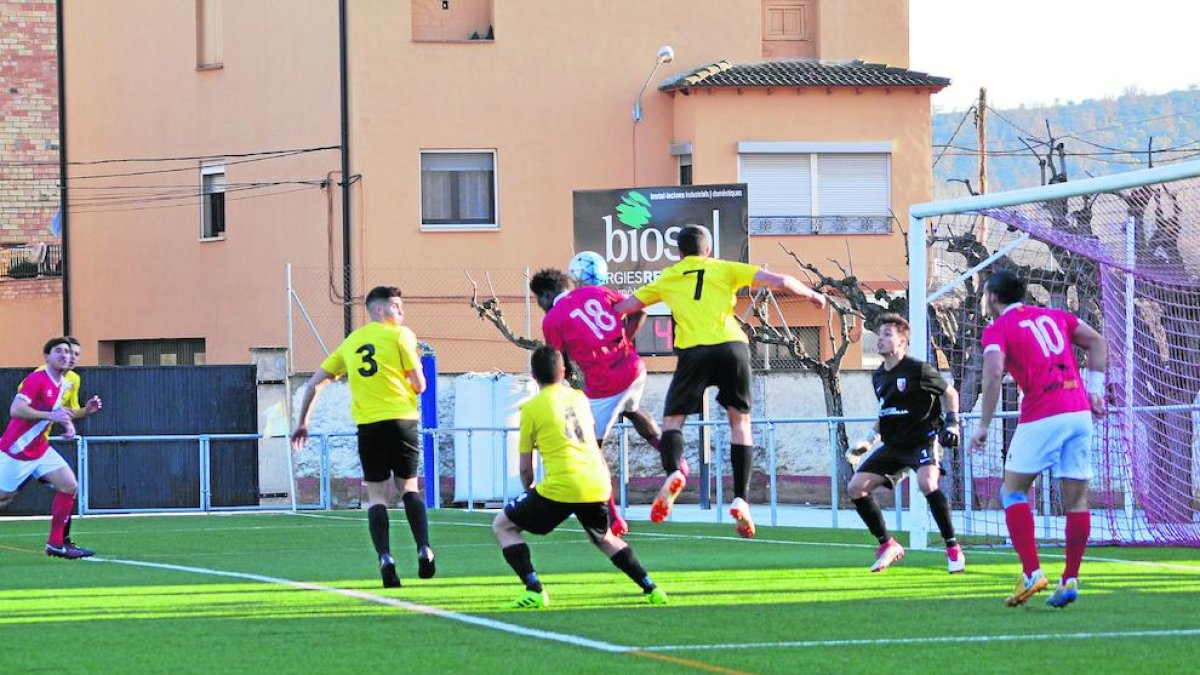 Un jugador de l’Artesa de Segre encara i retalla davant la pressió de dos defensors del Juneda.