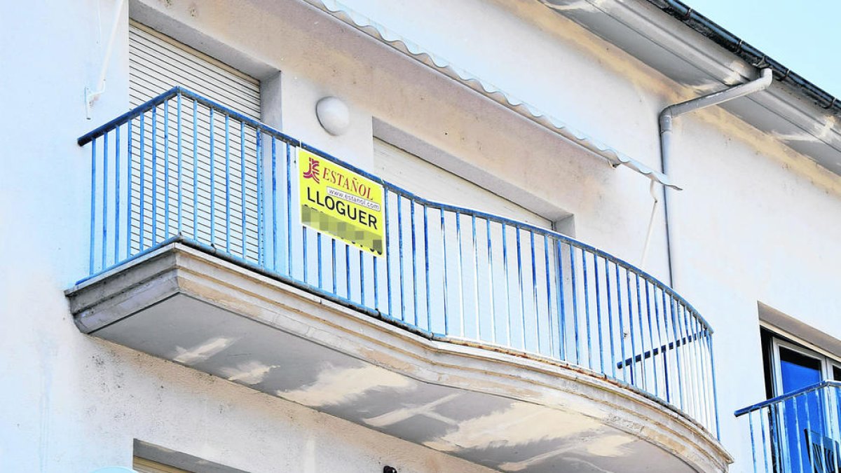 Cartel de alquiler de un piso.