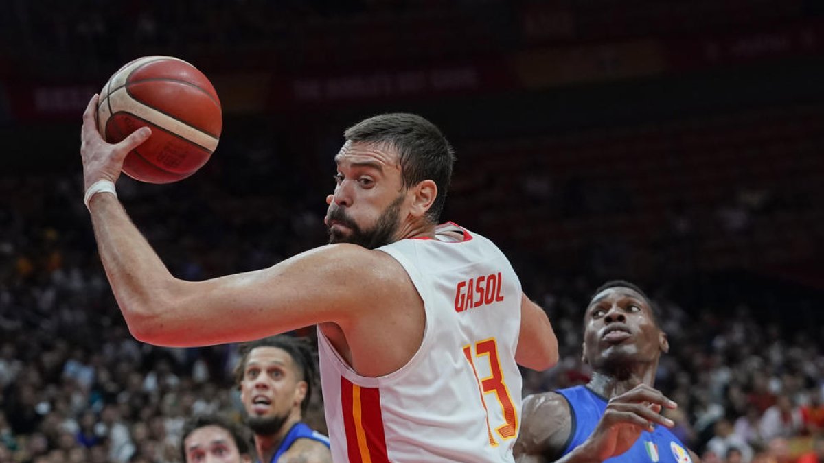 Marc Gasol, que només va anotar dos punts, captura una pilota davant l’italià Paul Biligha.