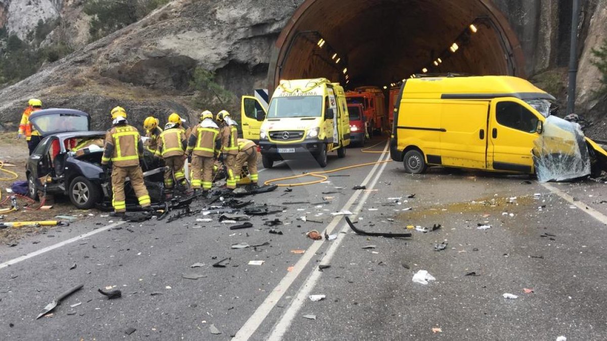 Un herido crítico en un choque entre un coche y una furgoneta en Gerri de la Sal