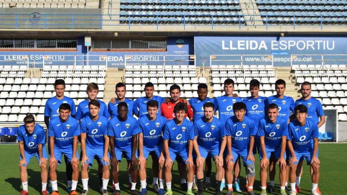 El Lleida B ha tornat a donar sortida a l’última fornada de juvenils del club, amb els quals intentarà recuperar la categoria perduda.