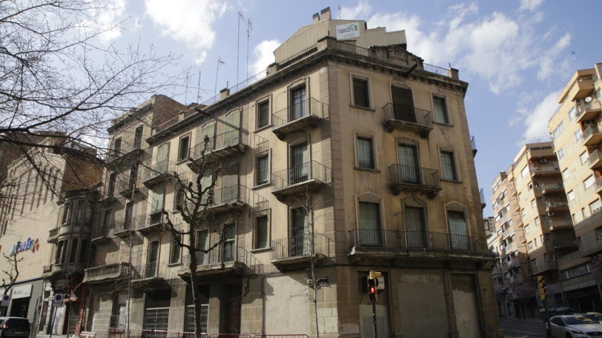 El edificio entre Prat de la Riba y Príncep de Viana.