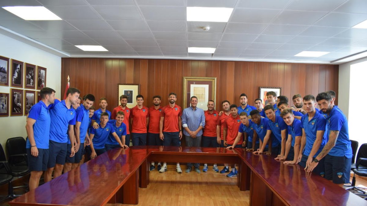 Jugadores y técnicos del Lleida Esportiu, ayer en la recepción del conselhèr d’Esports, Héctor Manero.