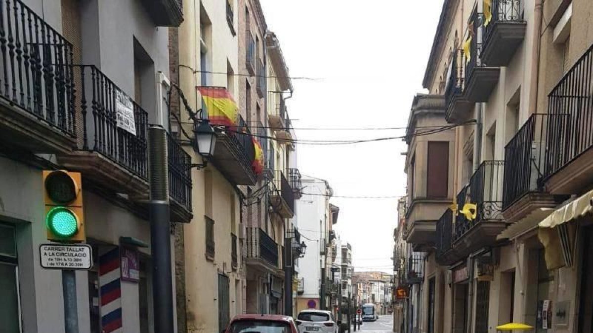 Pilones en dos carrers de les Borges per evitar la circulació de vehicles