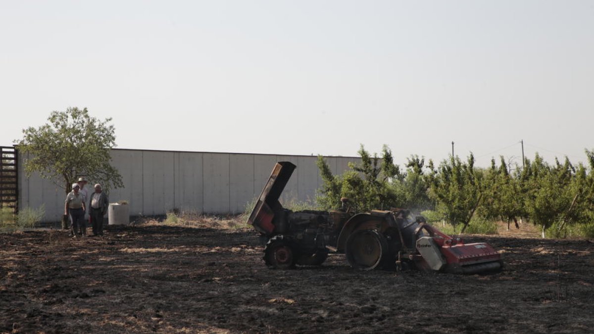 Vista del tractor calcinado ayer por la mañana en Alpicat.