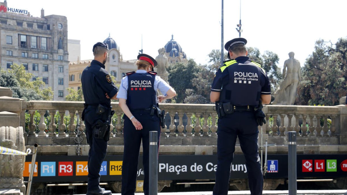 Agents dels cossos de seguretat durant un dispositiu contra els carteristes al metro.