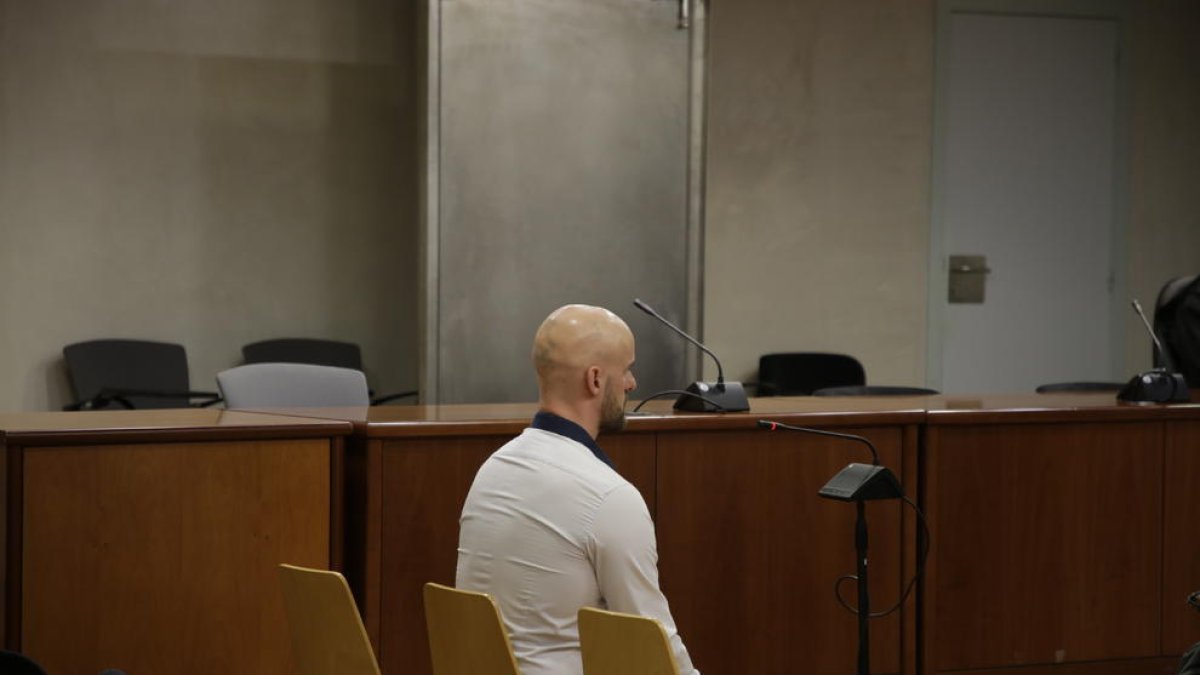 L’acusat, durant el judici celebrat ahir a l’Audiència.