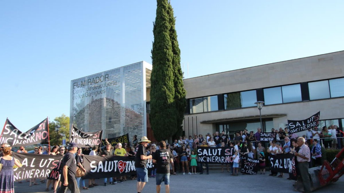 La plataforma contrària que Tracjusa tracti escombraries (esquerra) i la cooperativa GAP (dreta) es van manifestar alhora davant de la seu del consell de les Garrigues.