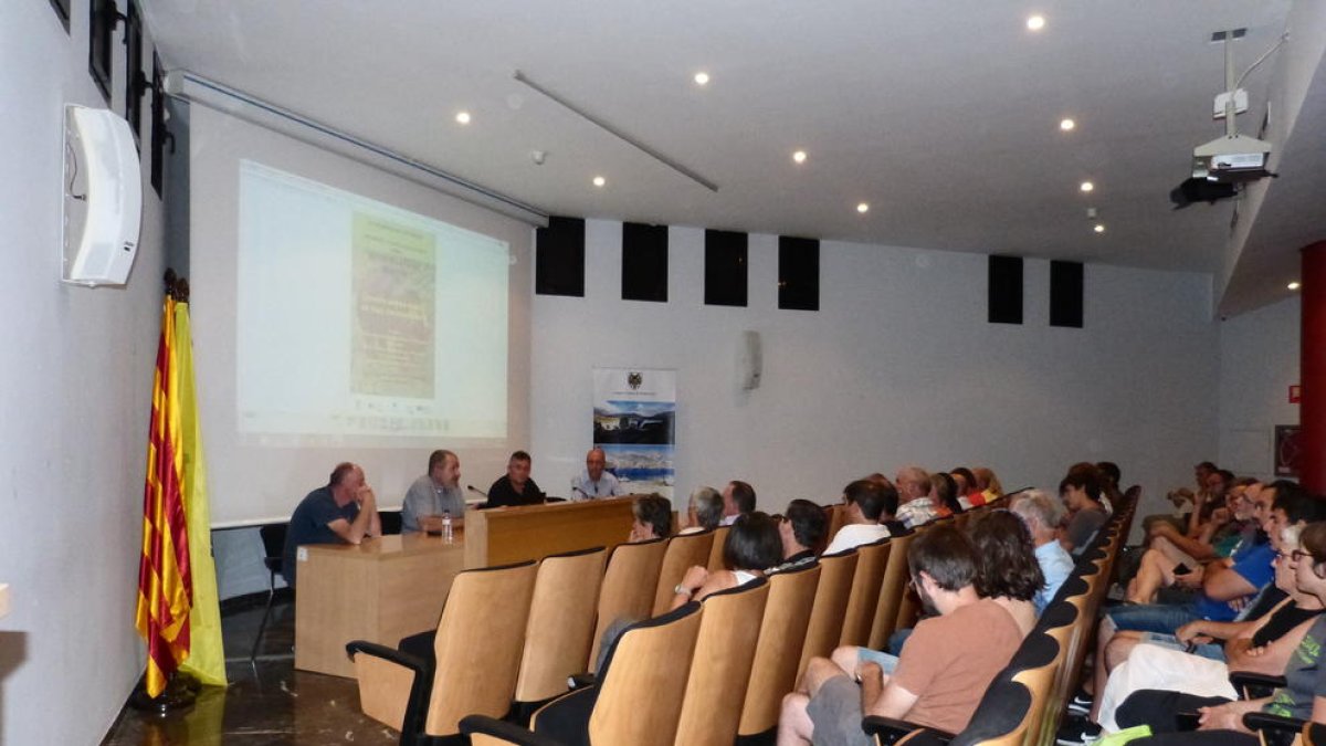 Miralles es va reunir amb mig centenar de ramaders a Tremp.