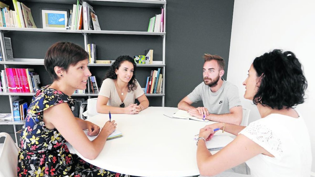 Colaboración Paeria-Osmon - La entidad Osmon, con la que colaborará el ayuntamiento, ha organizado recogidas de residuos en zonas como la Mitjana, la canalización y Gardeny. El edil les ofreció el servicio de hotel de entidades, a través del ...