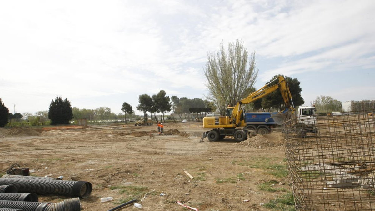 Las obras en el solar de la antigua Hípica de Lleida, que acogerá el nuevo recinto de las ferias.