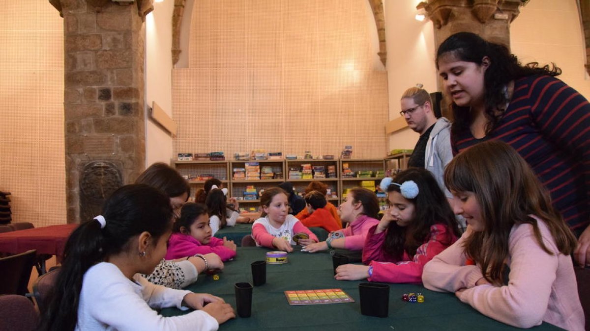 Alumnes del col·legi Mossèn Albert Vives van estrenar ahir la quarta edició del festival.