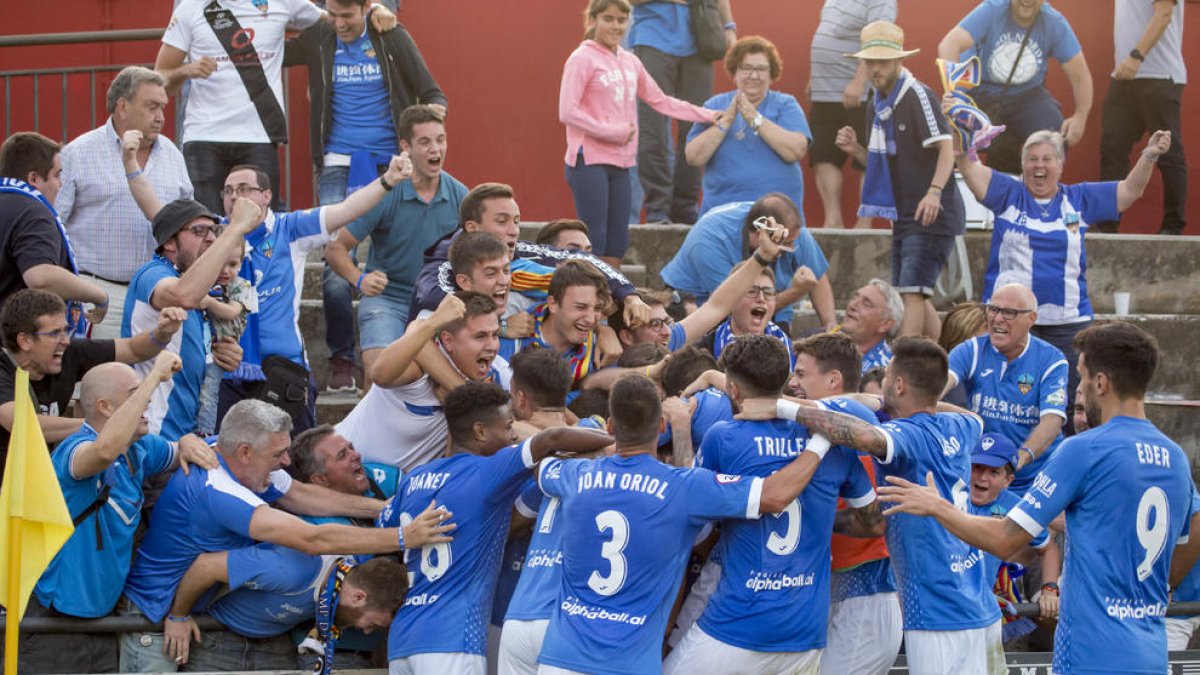 Liberto conduce el balón ante la presión de dos rivales.