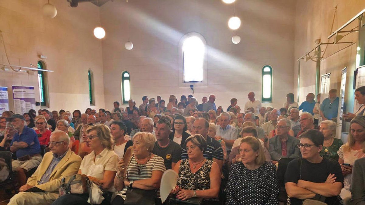 El sentido homenaje de La Pobla se tradujo en una sala repleta de público.