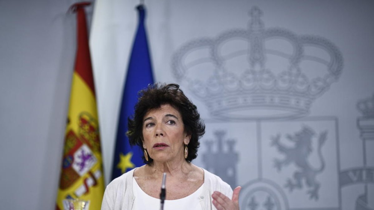La portaveu del Govern en funcions, Isabel Celaá, en roda de premsa després del Consell de Ministres.