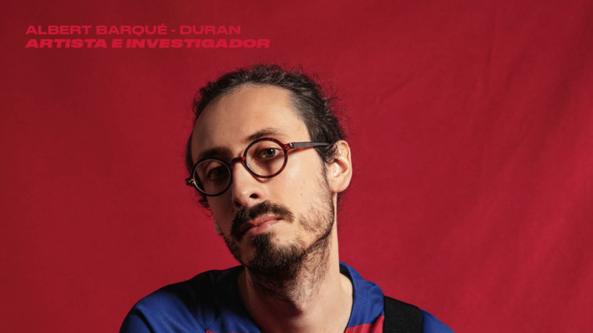 El dissenyador Albert Barqué llueix la samarreta que ha ajudat a crear.