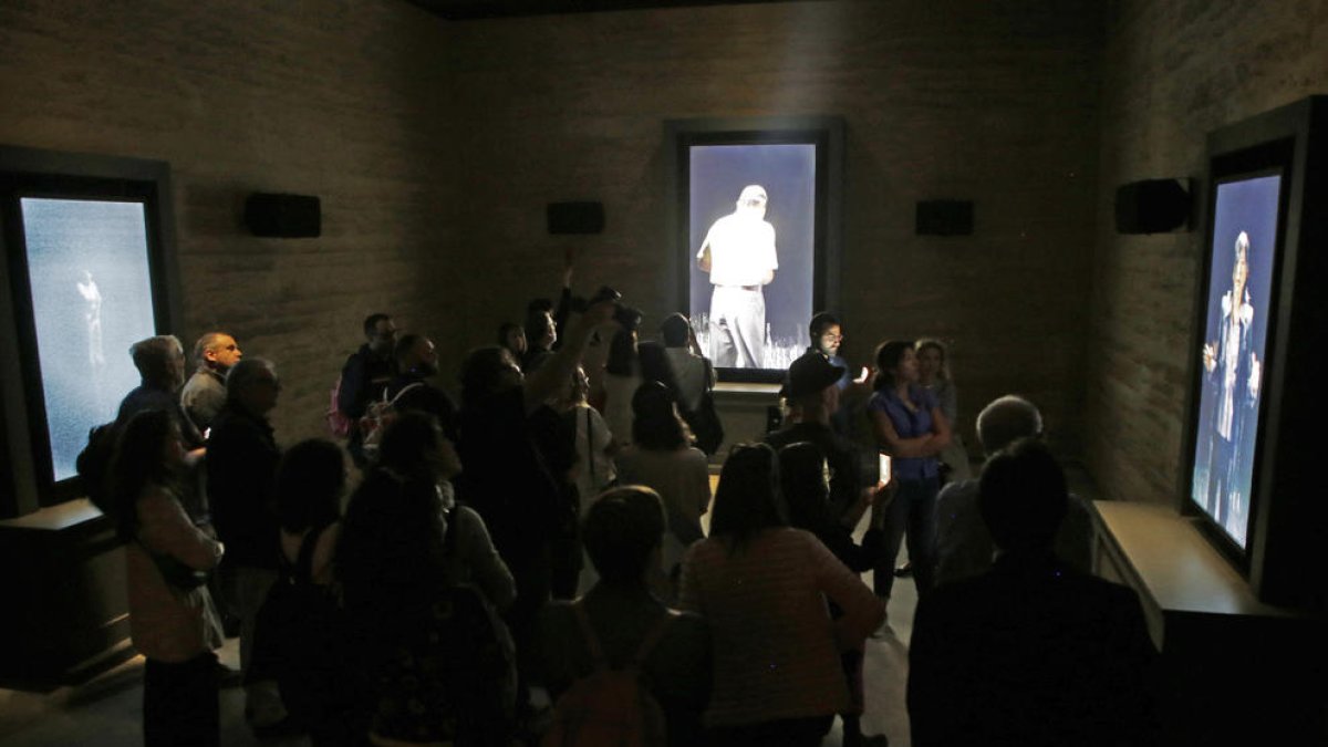 ‘Ocean Without a Shore’ es un tríptico de vídeo en color compuesto por tres pantallas planas, acompañado de una instalación de sonido.