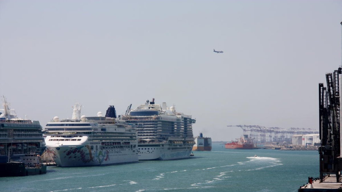 El crucero de Norwegian Pearl a su llegada al puerto de Barcelona.