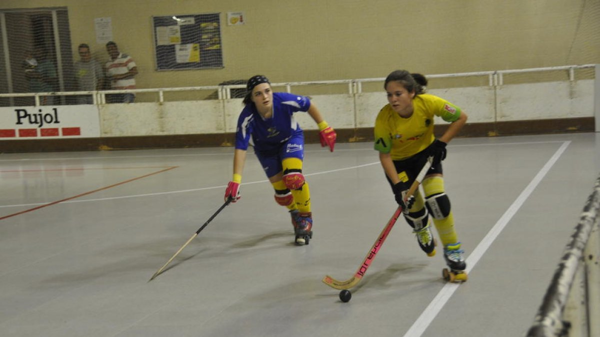 Mar Franci controla una bola ante una jugadora del Igualada.