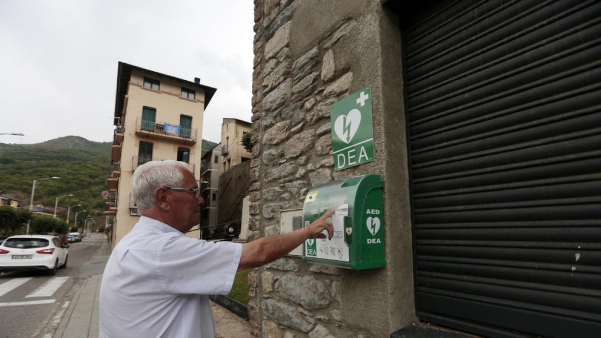 Un veí contempla el desfibril·lador ubicat a l’avinguda Comtes del Pallars de Sort.