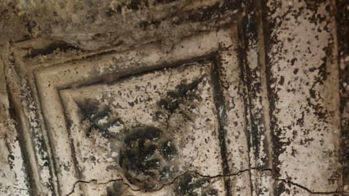 imagen de uno de los relieves del porche de Butsènit.