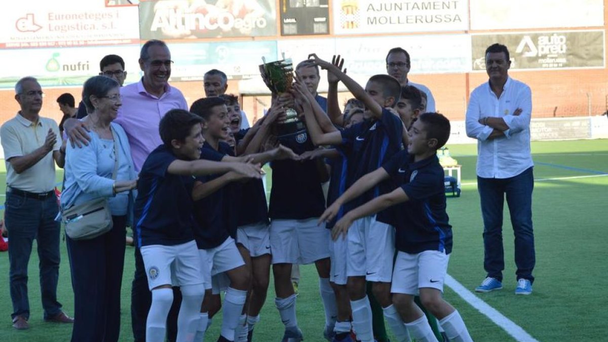 Los jugadores del Gimnàstic Manresa celebran el título logrado ayer en Mollerussa.