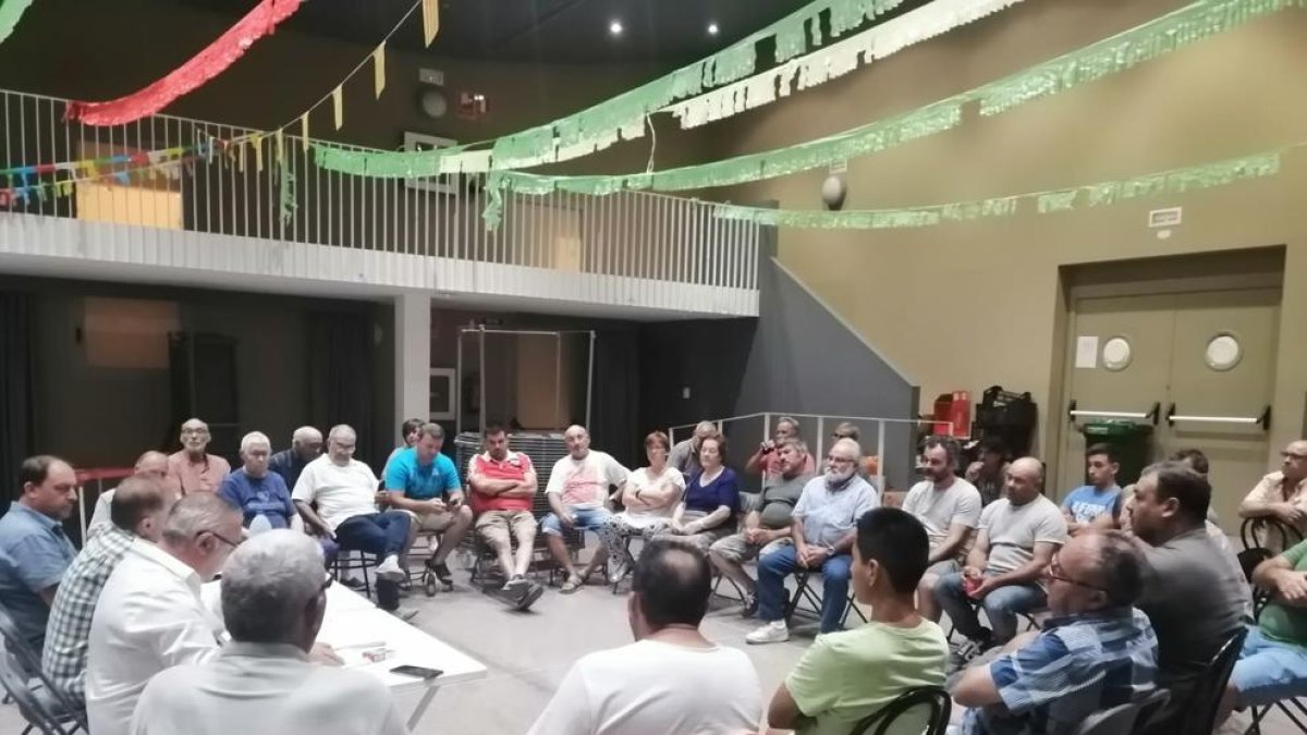 Asamblea de afectados por el incendio, ayer en Bovera.