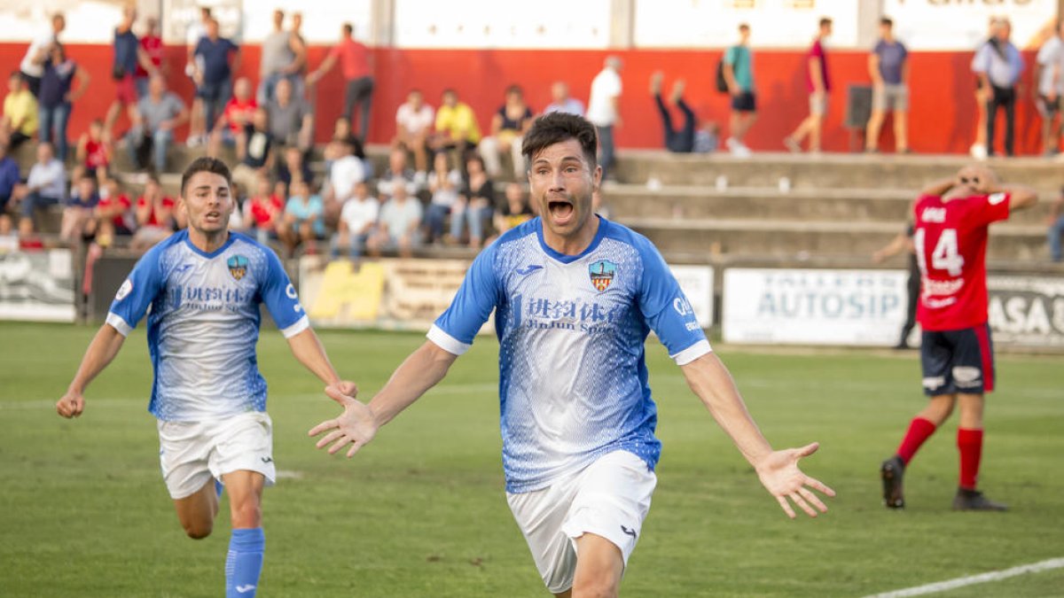 Álex Felip es dirigeix a la grada per celebrar el gol de la victòria.