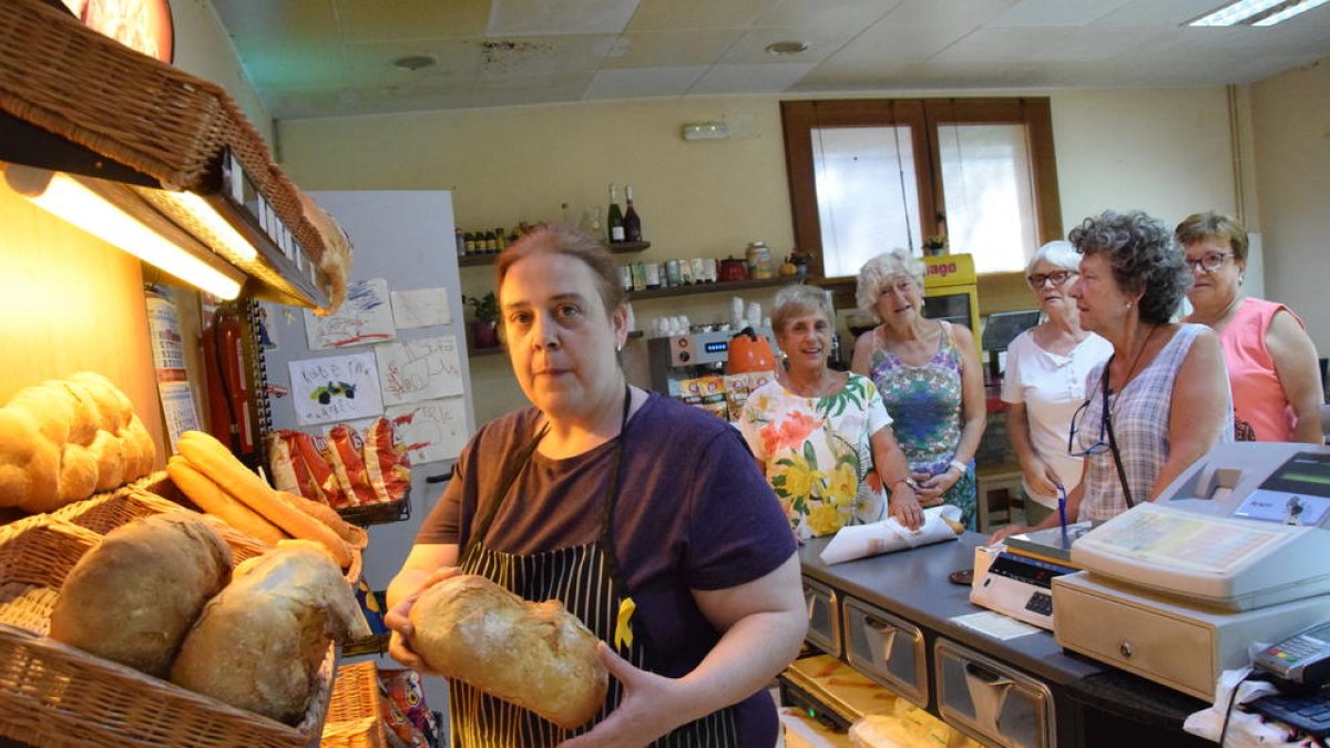 Maribel Castromil en la panadería que lleva con su marido desde hace más de 20 años en Prullans.