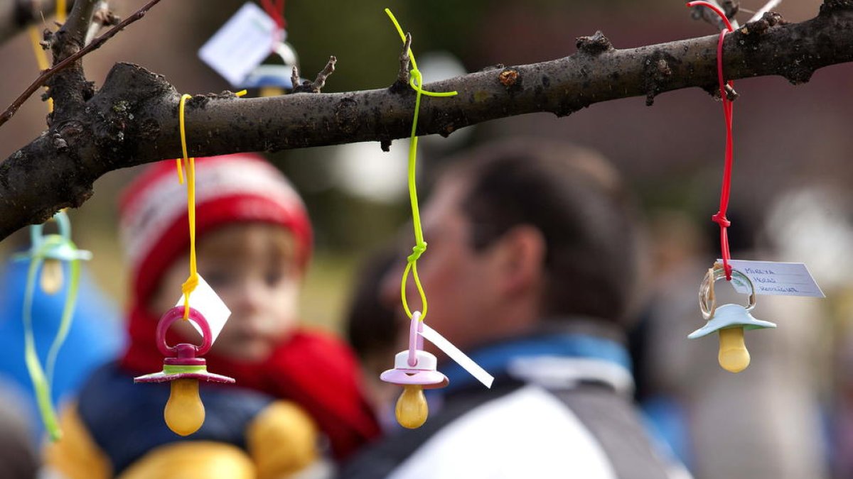 L'ampliació del permís de paternitat es retarda ara fins l'1 d'abril