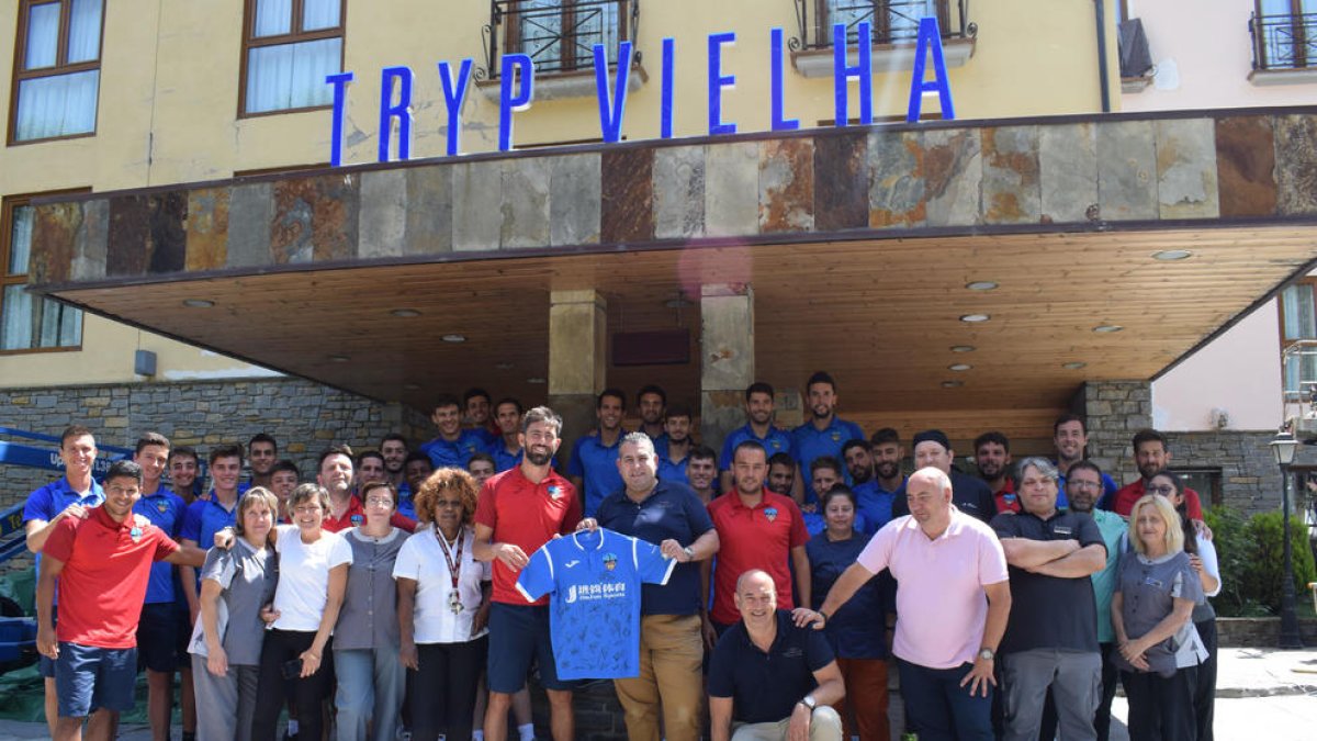 La plantilla i el cos tècnic del Lleida es van fer una fotografia amb el personal de l’hotel de l’‘stage’.