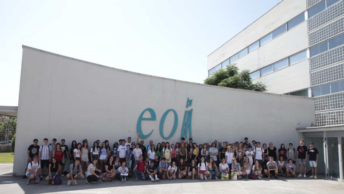 Els 130 alumnes que fan els cursos intensius d’anglès i francès a l’Escola Oficial d’Idiomes posen davant de l’edifici durant una pausa de les classes.