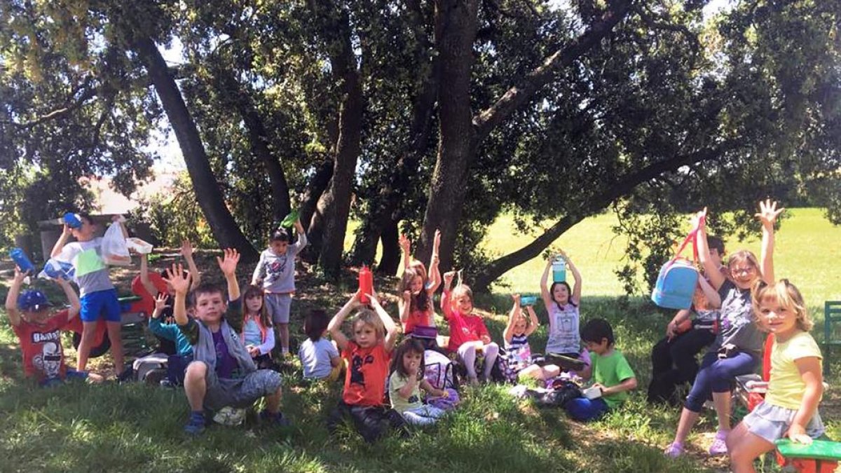 Els nens de l’escola de Sant Ramon al parc del col·legi.