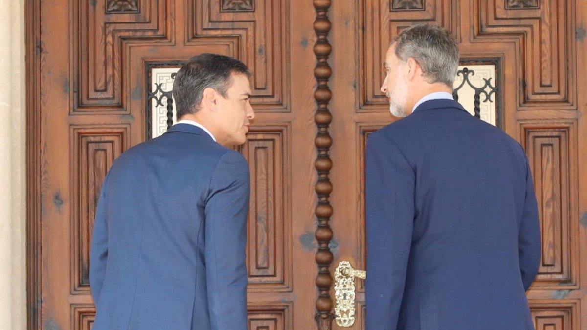 Sánchez y el rey entran al palacio de Marivent a reunirse con una hora de retraso.