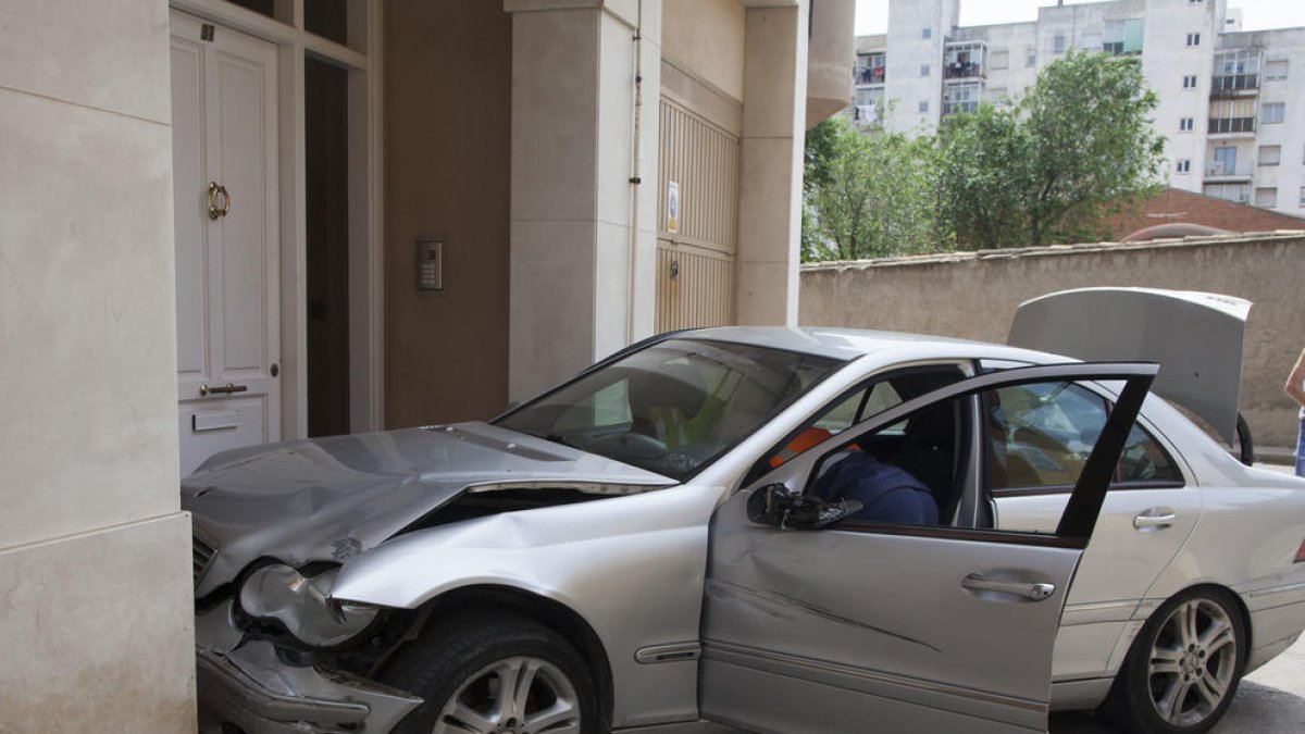 El cotxe va xocar contra un portal del carrer Sant Eloi.