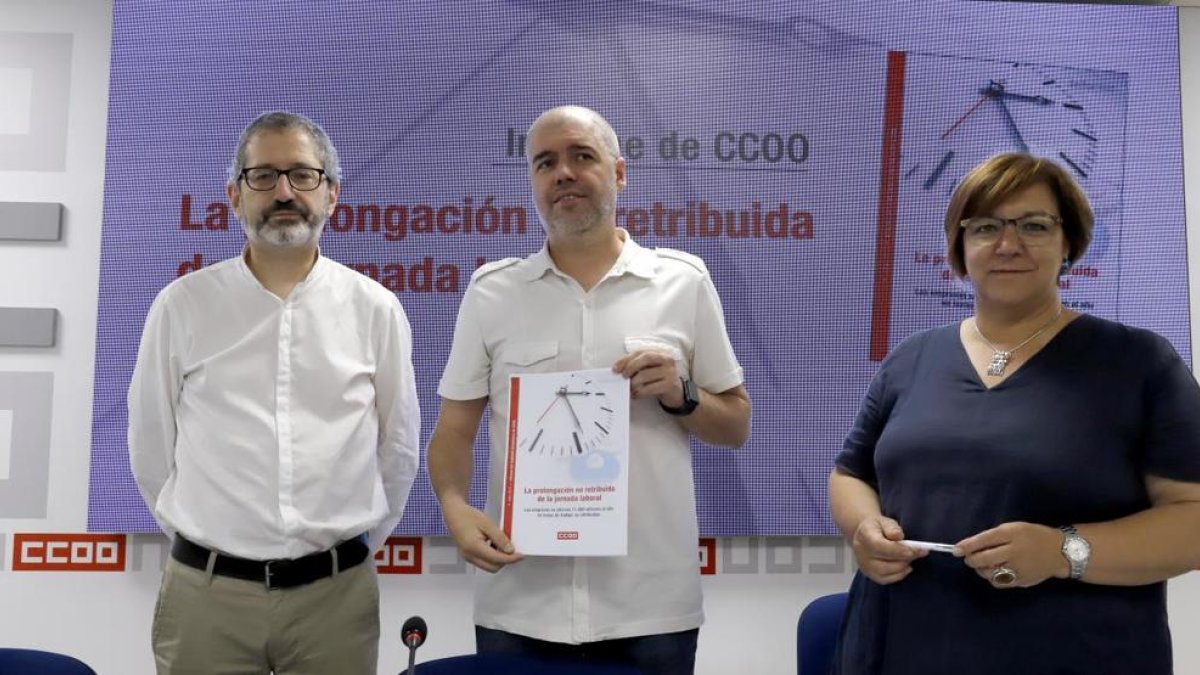 El líder de Comissions Obreres, Unai Sordo, al centre, sosté l’informe sobre les hores extra.
