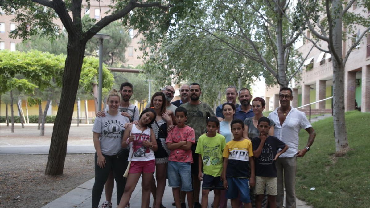 Algunos de los jóvenes saharauis y familias de acogida durante la reunión del pasado miércoles en Lleida.