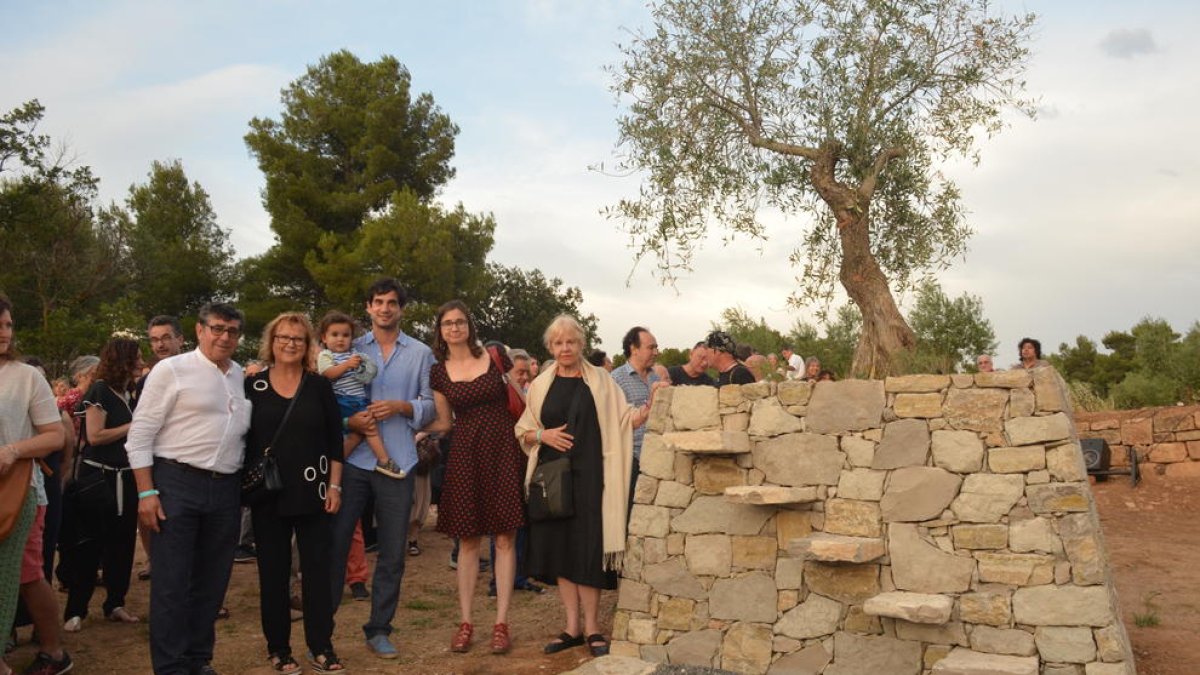 Los propietarios de la bodega y Eva Lootz junto a la obra.