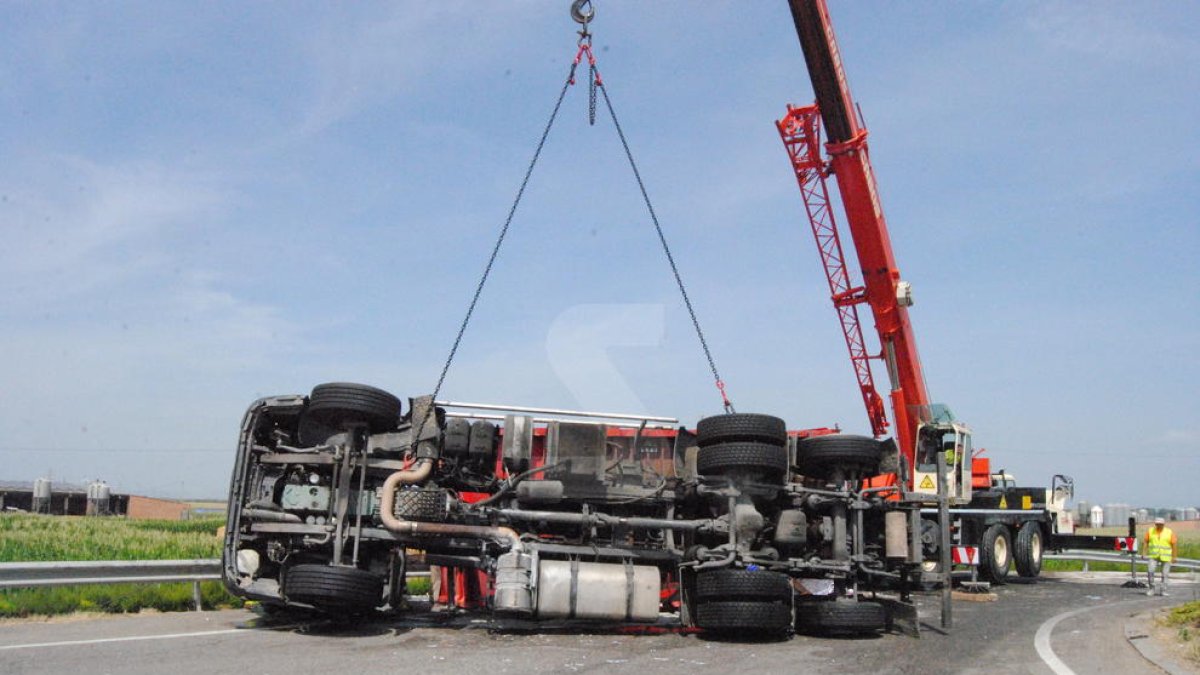 El camión volcado en la rotonda de la LV-3321.