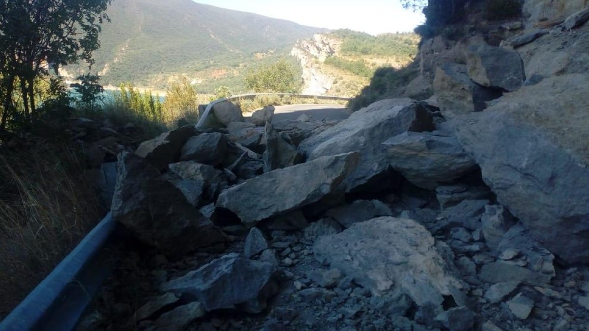 El alud de piedras provocó largas colas y se dio paso alternativo al congosto a través de la Clua y Castellnou del Montsec.